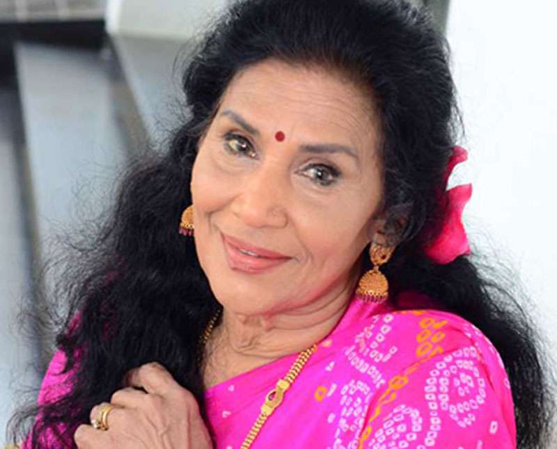 ඇය තවමත් තරුණයි