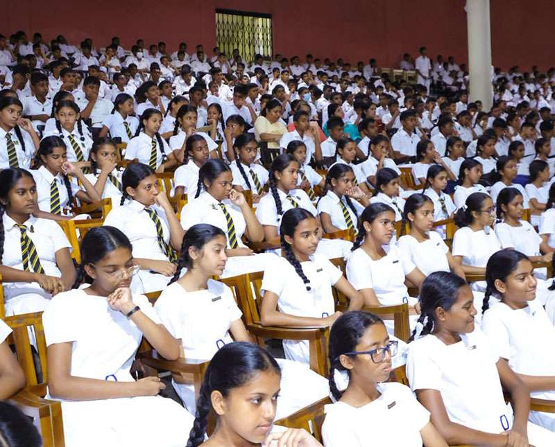 මහනුවර පාසැල් දරුවන් මතින් මුදවා ගන්න ,මහනුවර කලාප අධ්‍යාපන කාර්යාලයෙන් දැණුවත් කිරීමේ වැඩ සටහනක්.