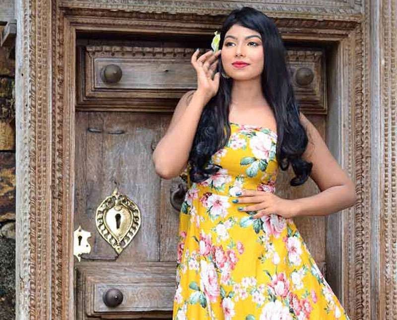 හිත ඇදිලා යන මල් කුමාරියක්