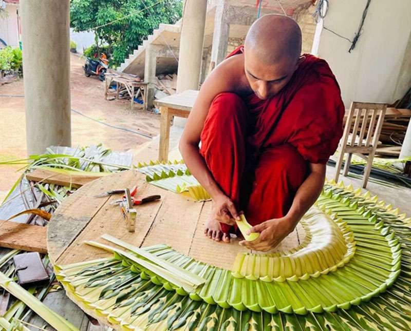 ගොක් කොළ කලාවෙන් සිය නිර්මාණ සිදු කරන  ගිහි පැවිදි සහෝදරයන් දෙදෙනෙක්