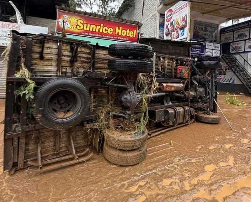 අකුරණ පිඟා ඔය  පිරී ඉතිරී ඇතිවූ ගංවතුර තත්ත්වයෙන්  අඹතැන්න නගරයට හානි .