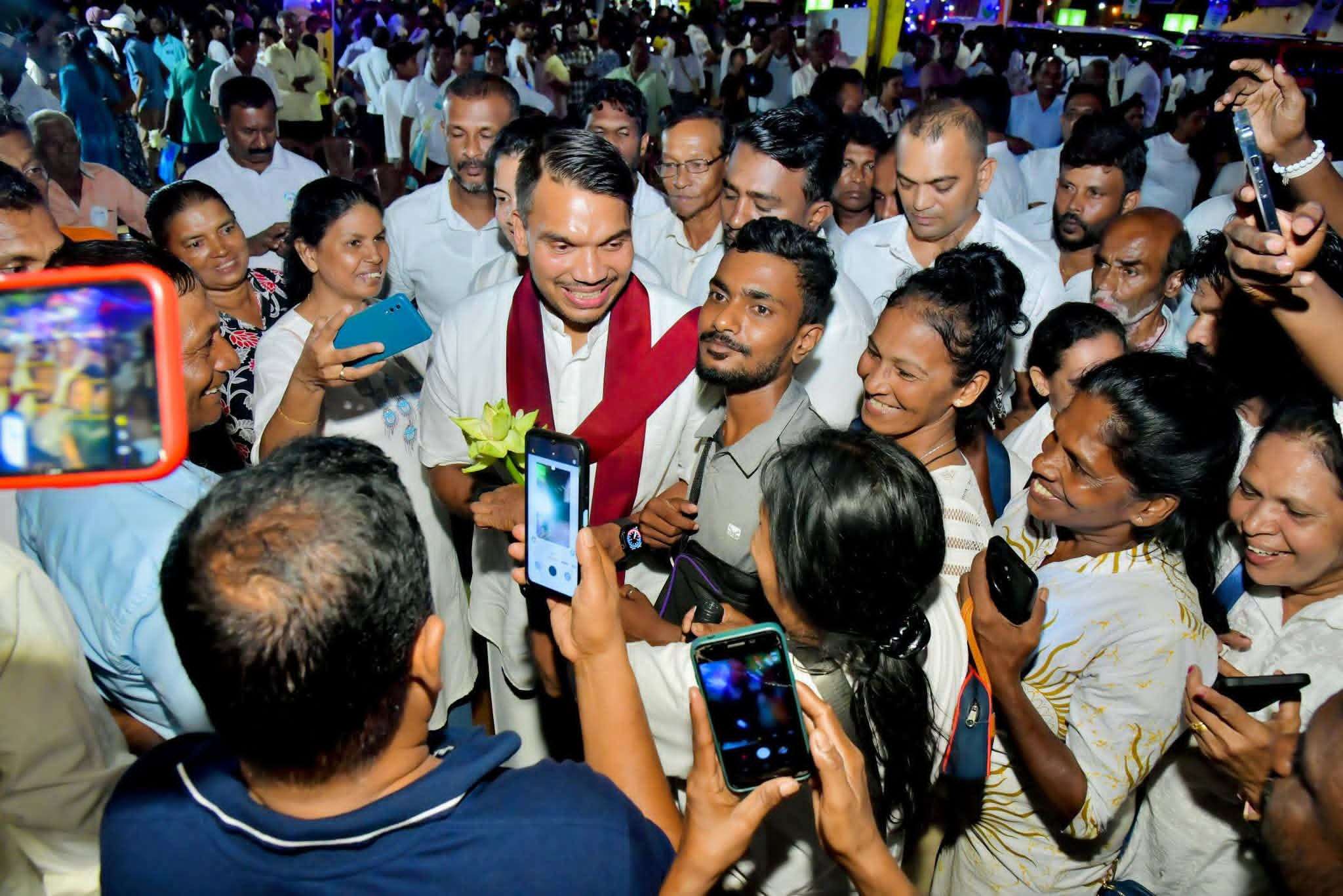 නාමල් රාජපක්ෂ මහතාගේ සහභාගිත්වයෙන් මිහින්තලා පොසොන් ආලෝක පූජාවක් සහ බත් දන්සලක්