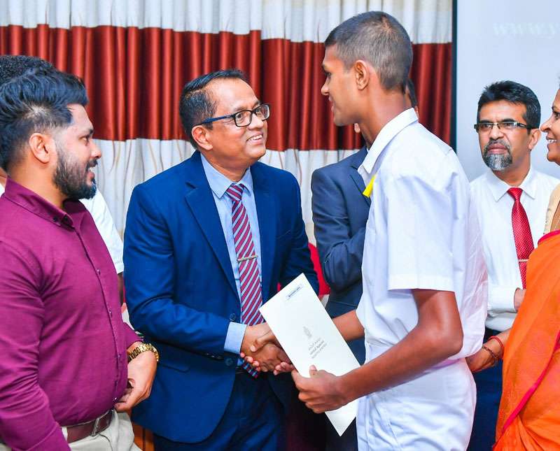 අඩු ආදායම්ලාභී සිසු දරුවන්ට ශිෂ්‍යාධාර