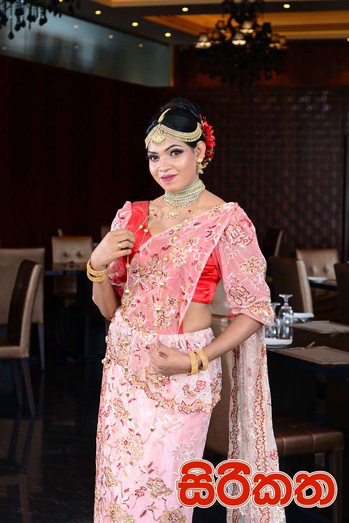 ඔසරියකින් හැඩවූ රතු කිරිල්ලී