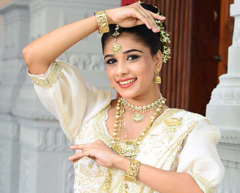 උඩරට මනාලියක් ලෙසින් සැරසී පතිකුලයට යන ඔබට