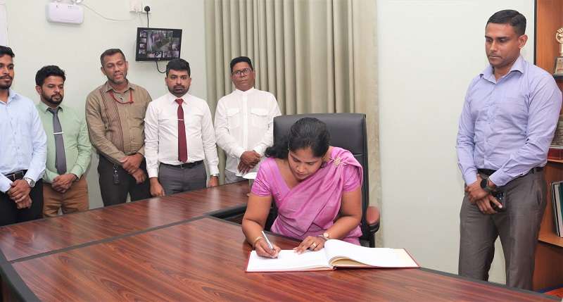 ශ්‍රී ලංකා පරිපාලන සේවයේ පළමු ශ්‍රේණියේ නිලධාරිනිය