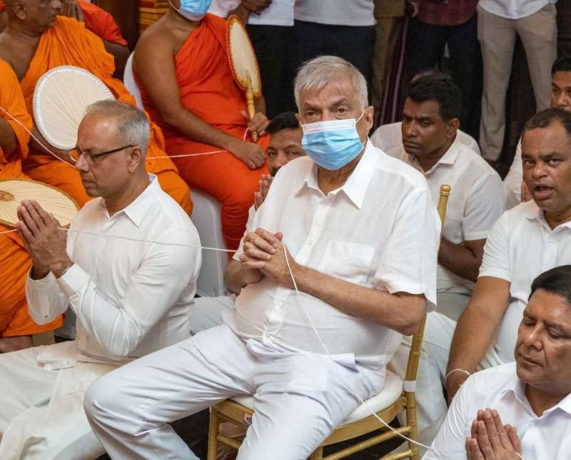 හිටපු ජනපති රනිල් වික්‍රමසිංහ මහතා රුවන්මැලි මහා සෑය වන්දනාමාන කර ආශිර්වාද ලබා ගනී