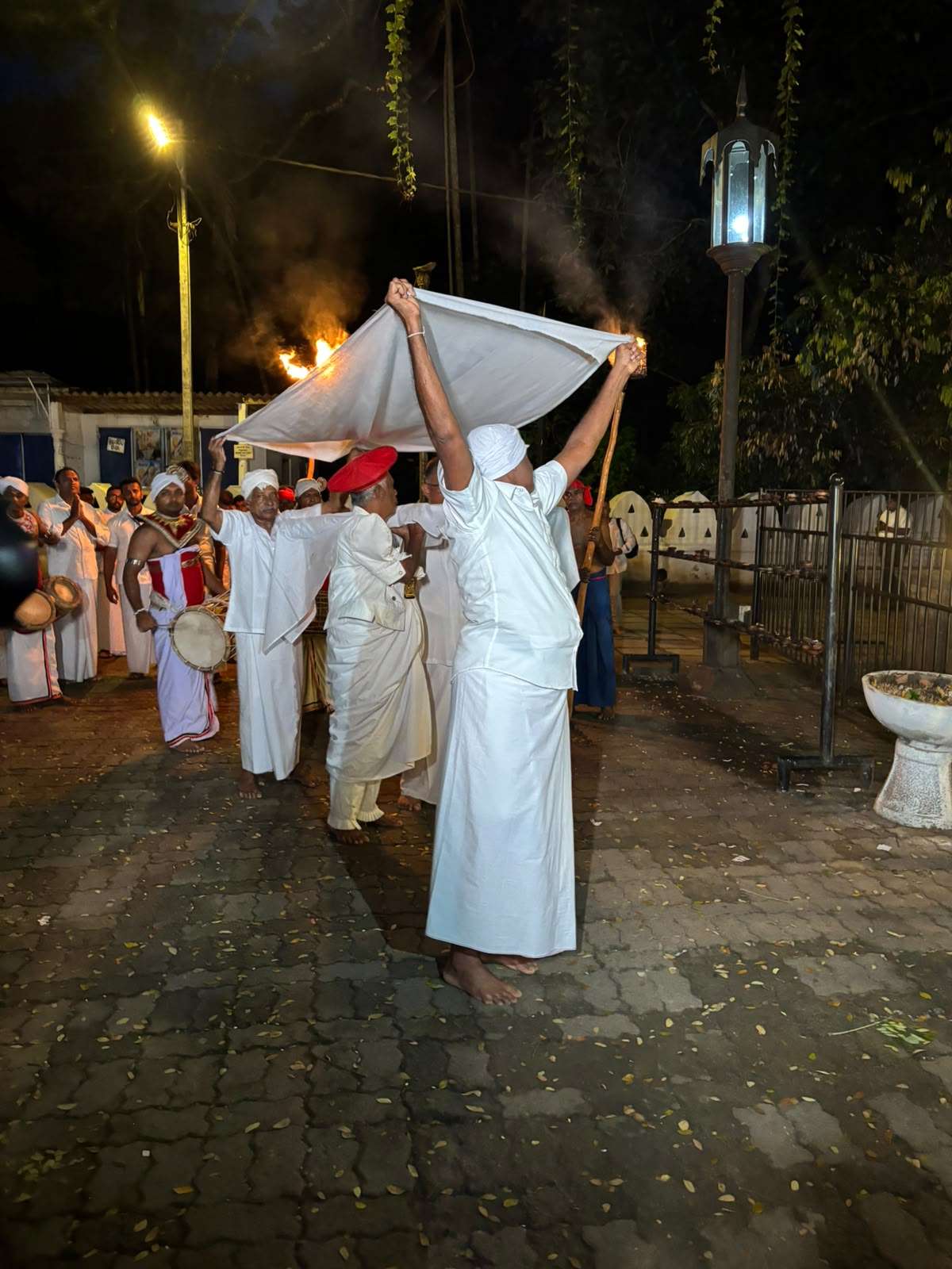 අලුත්නුවර දැඩි මුණ්ඩ දේවාලයේ සිට  කප රැගත් පෙරහැර මහනුවරට.....