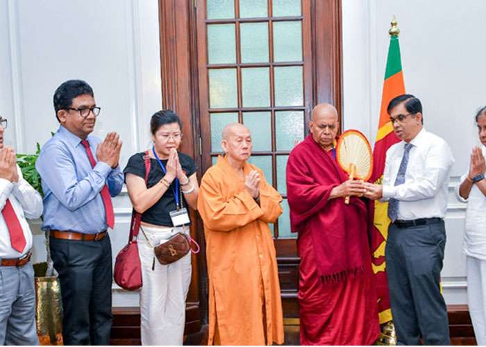 සිංගප්පුරුවේ සහ මැලේසියාවේ ගිහිපැවිදි දූත පිරිසක් ජනාධිපති ලේකම් හමු වෙති