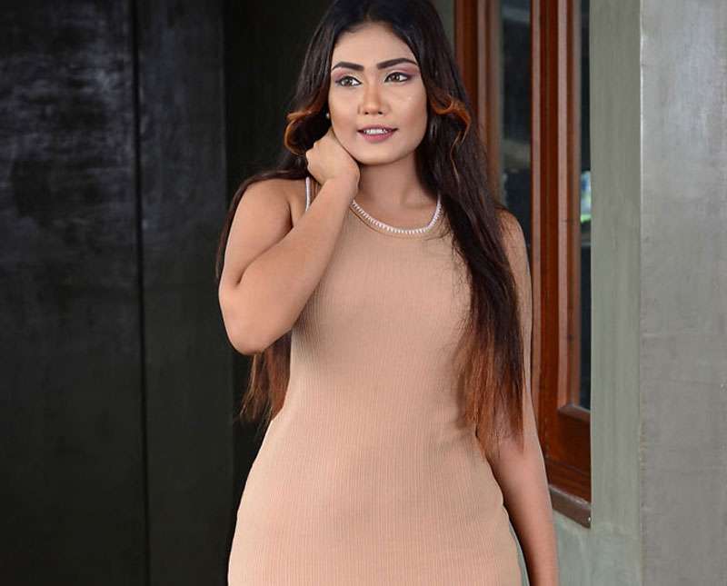 සුරංගනාවියක් වගේ ලස්සන එයා