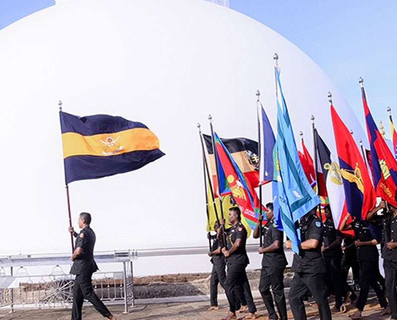 කතරගම පුදබිමේදී යුද්ධ හමුදා ධජයන්ට සෙත්