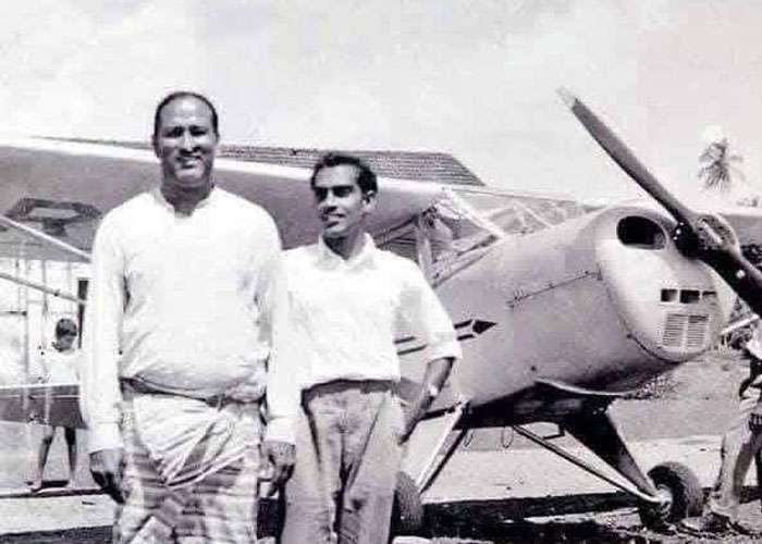 සරම ඇඳලා කොණ්ඩෙ බැඳලා ප්ලේන් පැඳපු පවුලිස්