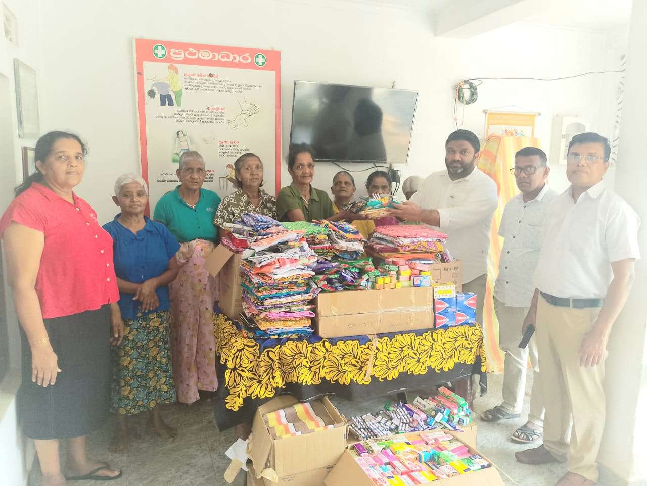 අවතැන් ව සිටින මාතලේ දිස්ත්‍රික්කයේ ජනතාව වෙත අවශ්‍ය ද්‍රව්‍ය ලබා දිම