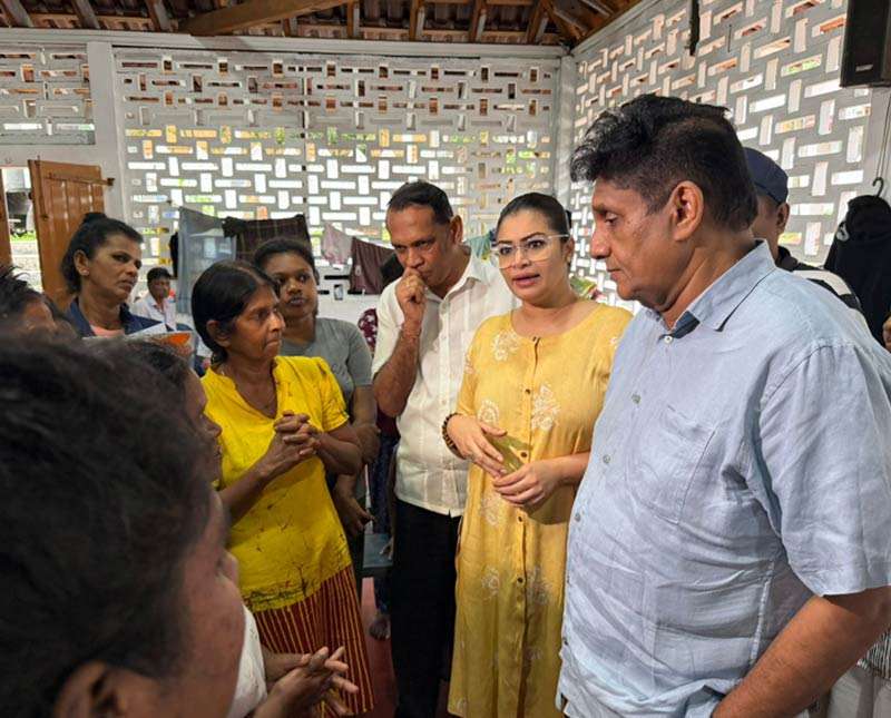 විපතට පත් ජනතාව බලන්න විපක්ෂ නායක යයි