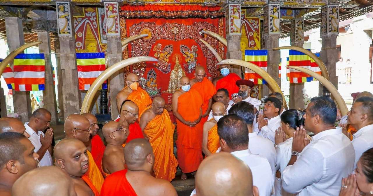 ශ්‍රී දළදා සමිඳුන් උදෙසා සිදු කෙරෙන තේවා මාරුව අද පස්වරුවේ