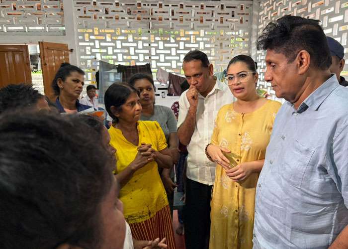 විපතට පත් ජනතාව බලන්න විපක්ෂ නායක යයි