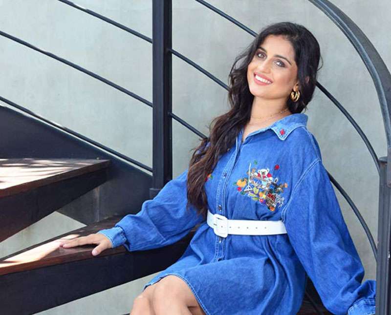 සුන්දර රූපයකට හිමිකම් කියන ඇය