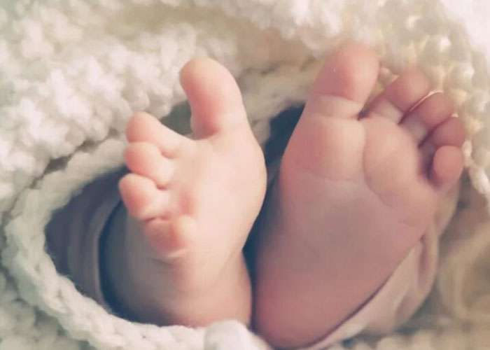 උපන් ගමන් බිළිඳා  නිවස අසළ වන ලැහැබට වීසී කල මවක්