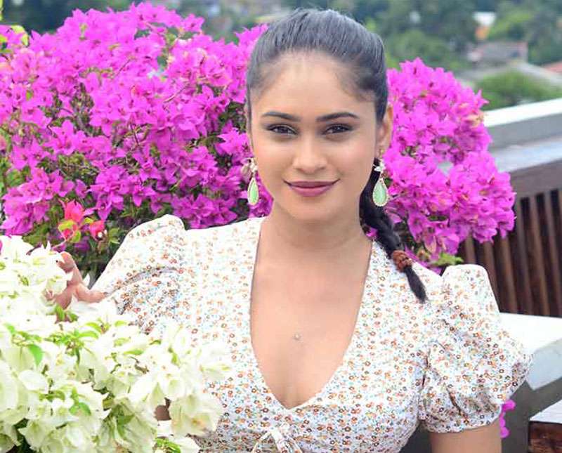 මලක් වගේ ලස්සන එයා