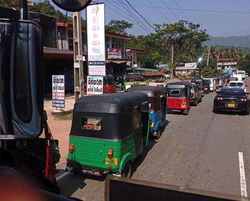 මහනුවර   නගරයේ සියලුම ඉන්ධන හල්   ඉදිරිපිට දිගු  රථවාහන පෝළිම්..