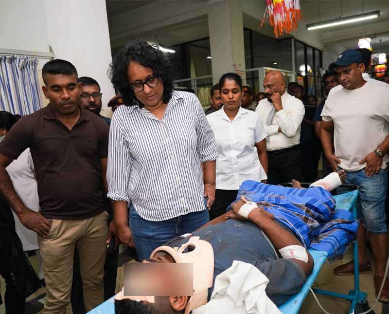 ගැරඩිඇල්ල ප්‍රදේශයේ සිදු වූ  අනතුරින් තුවාල ලැබූවන්ගේ තත්ත්වය විමසා බැලීමට ගිය අගමැතිනිය