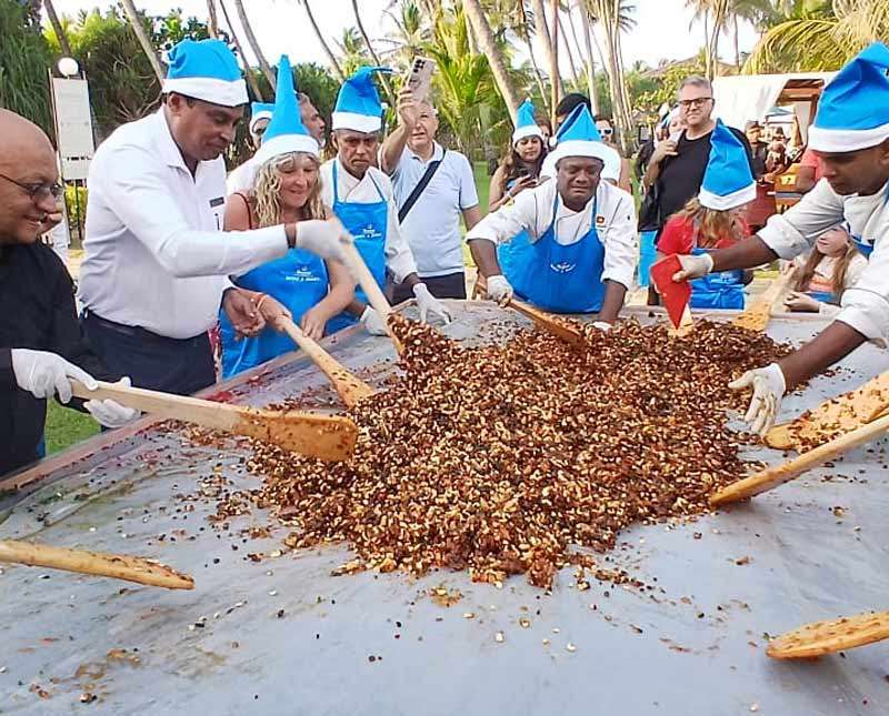 බෙන්තොටදී නත්තල් කේක් හදන්න  විදේශිකයනුත් එක්වී.