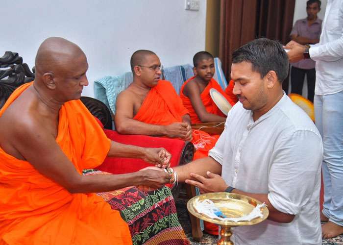 පාර්ලිමේන්තු මන්ත්‍රී  නාමල් මහතා විහාර රැසක නාහිමියන් බැහැදකී