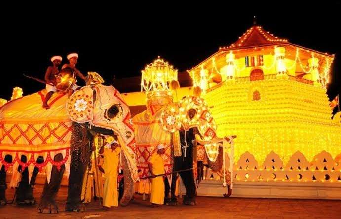 මහනුවර ඇසළ පෙරහැරේ අවසන් රන්දෝලි පෙරහර අද