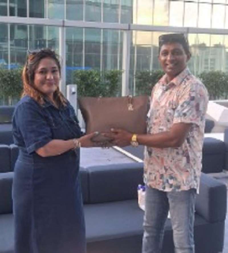 විදෙස් කාන්තාවක් ශ්‍රී ලංකා පොලීසියේ නිලධාරියෙකු අගයයි