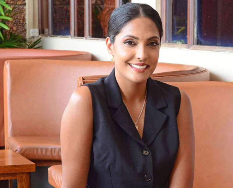 බලන්නකෝ ඒ ලස්සන සිනහව