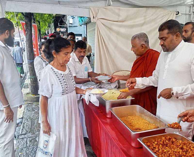 පොසොන් පෝදා  මහනුවර ශ්‍රී කතරගම දේවාලෙන් නුවරට පැමිණි  බැතිමතුන්ට දිවා ආහාර