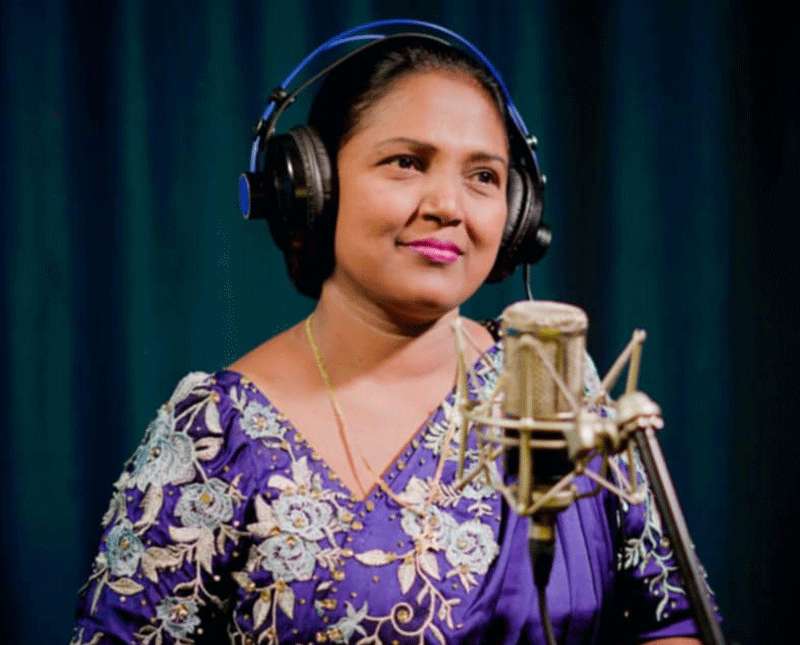 පළමු ගීතයෙන්ම රසිකයන් අතරට ගිය  අධ්‍යාපන අධ්‍යක්ෂකවරිය