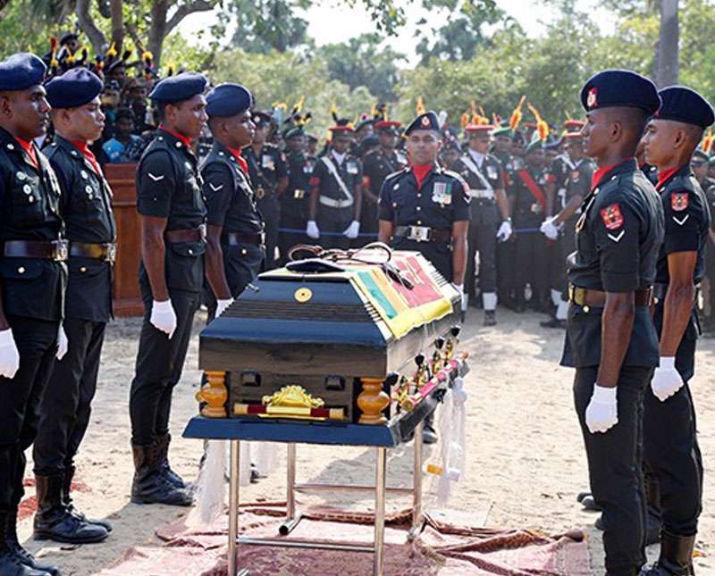 දුම්රිය අනතුරකින් මියගිය යුද්ධ හමුදා සෙබළා පූර්ණ යුද්ධ හමුදා ගෞරව සහිතව අවසන් ගමන් යයි