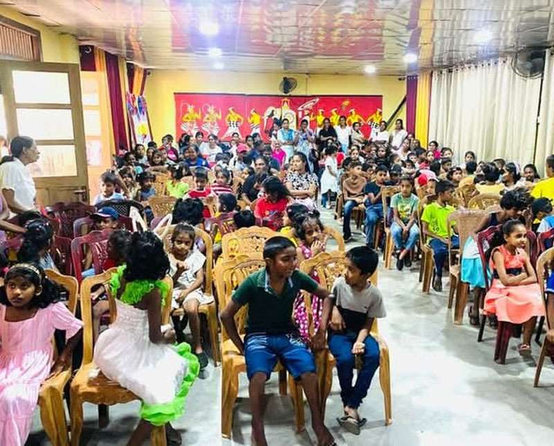 තෙල්දෙණියේ ආපදාවට ලක්වූ පාසැල් දරුවන්ට පොත් පත් බෙදයි