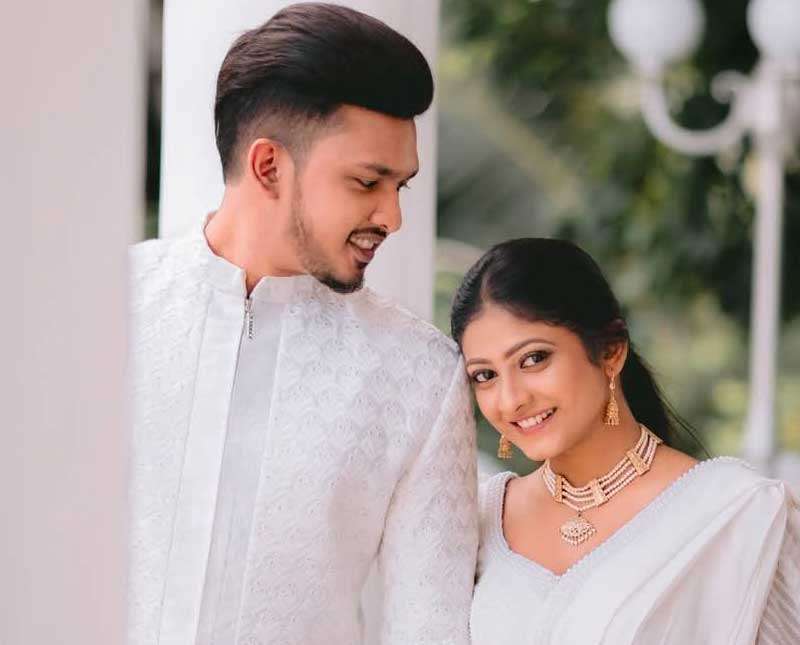 ඒ දෙන්නාගේ ලස්සන බලන්නකෝ