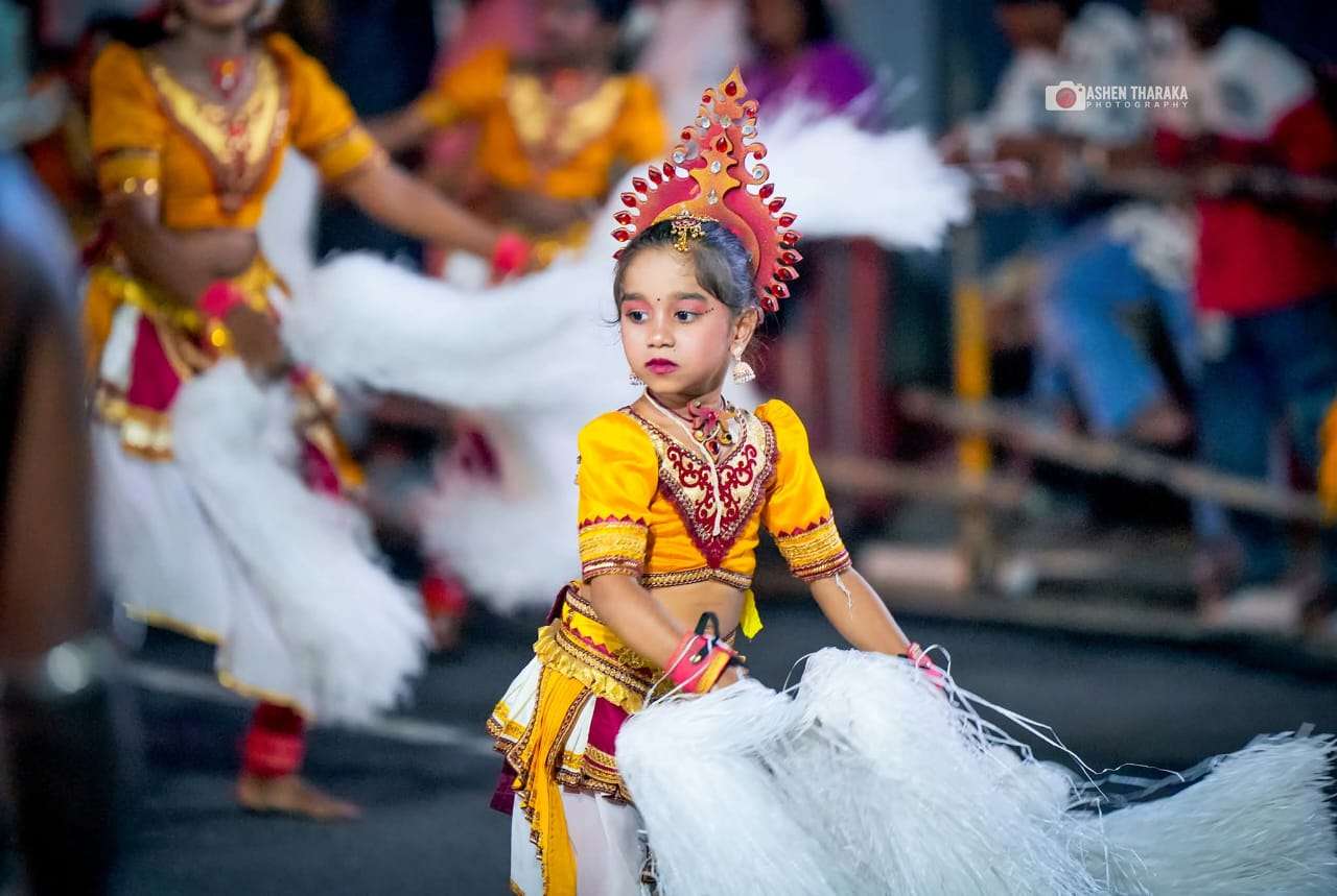 දළදා පෙරහැරේ නටන පුංචි සිඟිත්තෝ