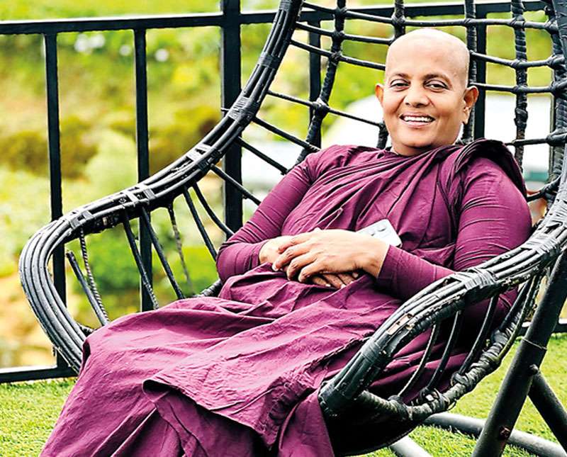 ගිහි දිවියේ රංගන ශිල්පිනියක් වූ ධම්ම සතිමා මෙහෙණින් වහන්සේ