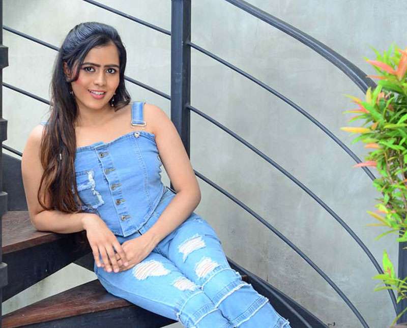 අලුත් අවුරුද්දට අඳින විදිහ වෙනස් කරමු