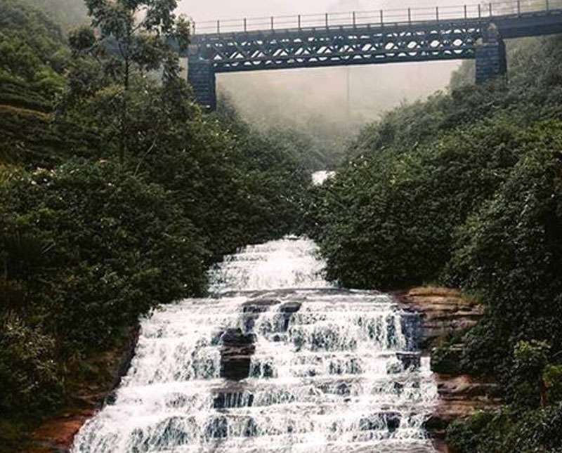 කෝච්චියේ නානු ඇල්ල බලන්න යමු ද?