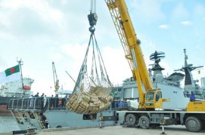 Bangladeshi_ship_arrives_with_relief_goods_for_the_flood_victims_20160606_01p4