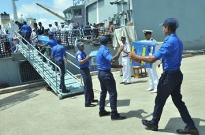 Bangladeshi_ship_arrives_with_relief_goods_for_the_flood_victims_20160606_01p5