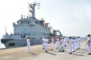 French_naval_ship_in_the_island_20160815_02p1