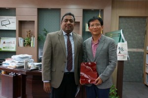 Minister Kariyawasam with the  Principal of the Ithaewon Elementary School, Seo Kyung Soo
