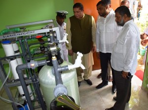 Acting High Commissioner and other dignitaries inspecting the plant