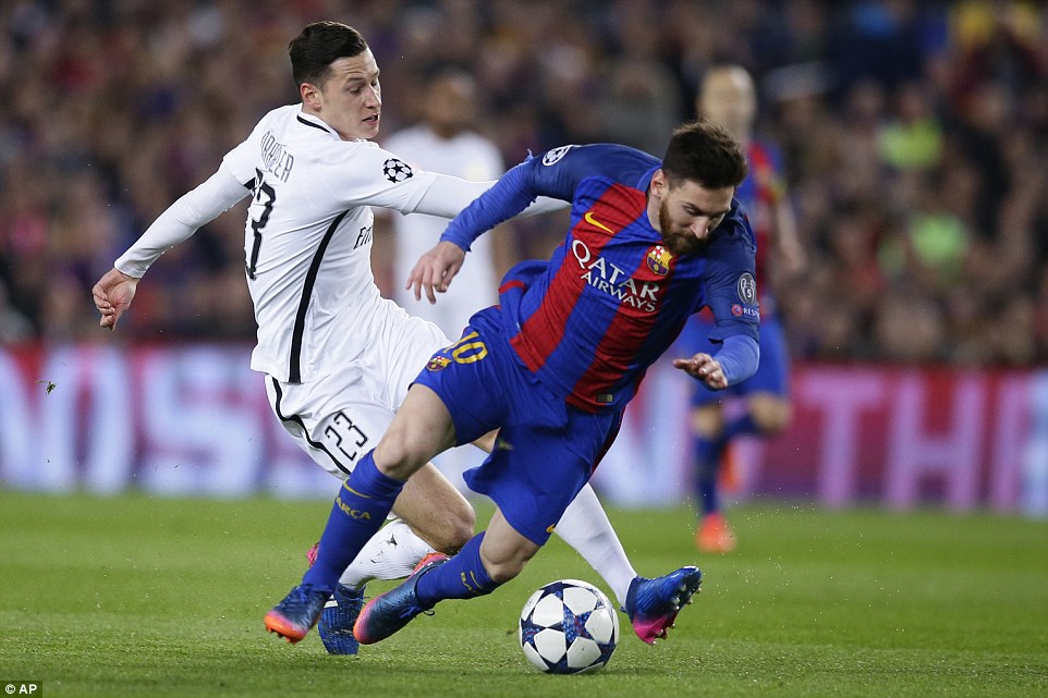 3E1511C200000578-4295170-Messi_attempts_to_spin_past_the_challenge_of_PSG_winger_Julian_D-a-67_1489023489034