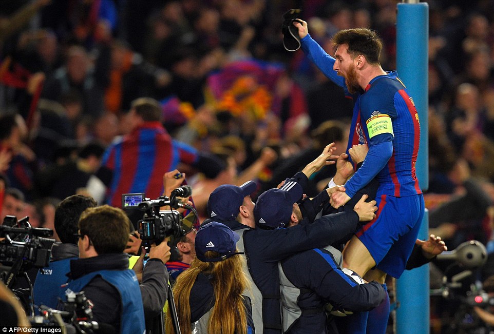 3E15B4EA00000578-4295170-Lionel_Messi_celebrates_with_the_home_fans_after_Barca_pulled_of-a-33_1489023487961