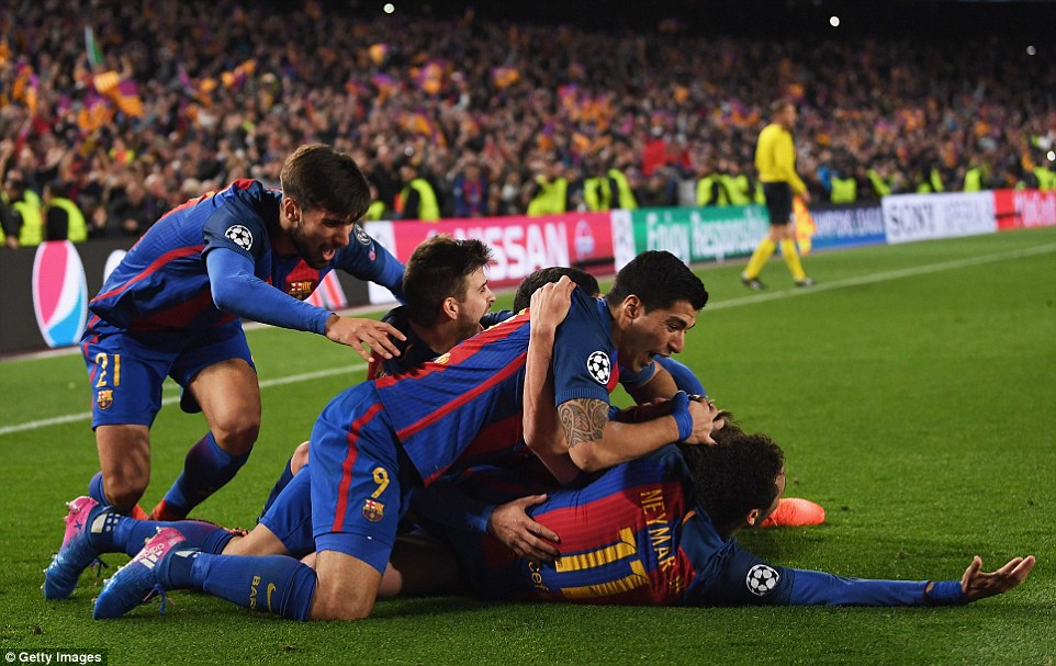 3E15F3FD00000578-4295170-The_match_winner_is_surrounded_by_his_jubilant_team_mates_after_-a-31_1489023487899